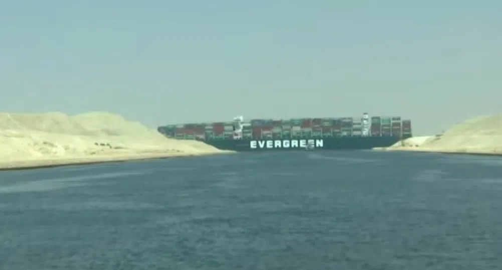 Разтоварват кораба, който блокира Суецкия канал през март