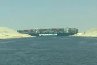 Разтоварват кораба, който блокира Суецкия канал през март