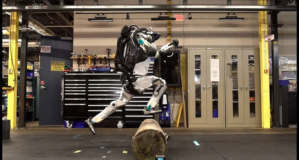 Роботът на Boston Dynamics прави салто и скача (видео)