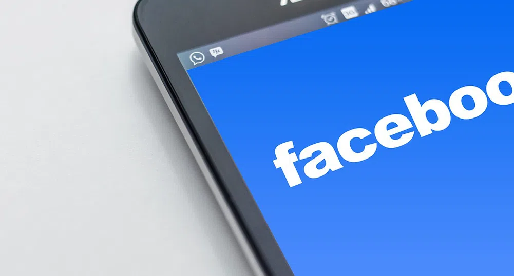UniCredit спира да използва Facebook