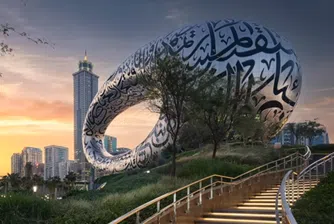 77-метров седеметажен метален музей с форма на яйце отвори в Дубай (снимки)