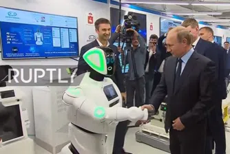 Робот-беглец се ръкува с Путин
