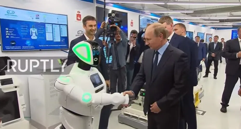 Робот-беглец се ръкува с Путин