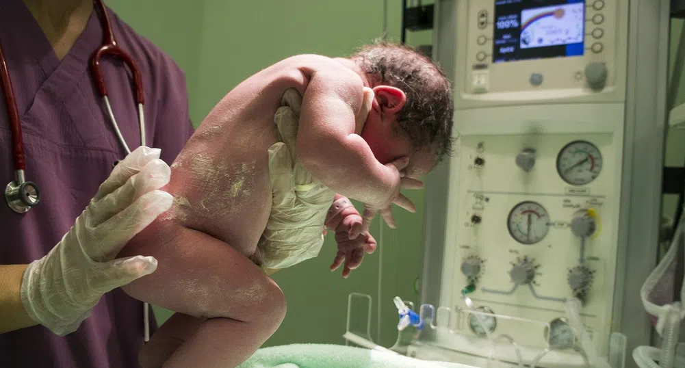 Световен рекорд: 37-годишна жена роди десет бебета