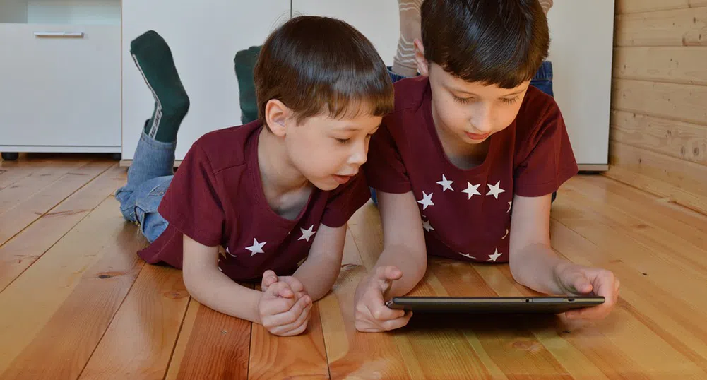 Как да контролирате по-добре времето на децата си пред екрана?
