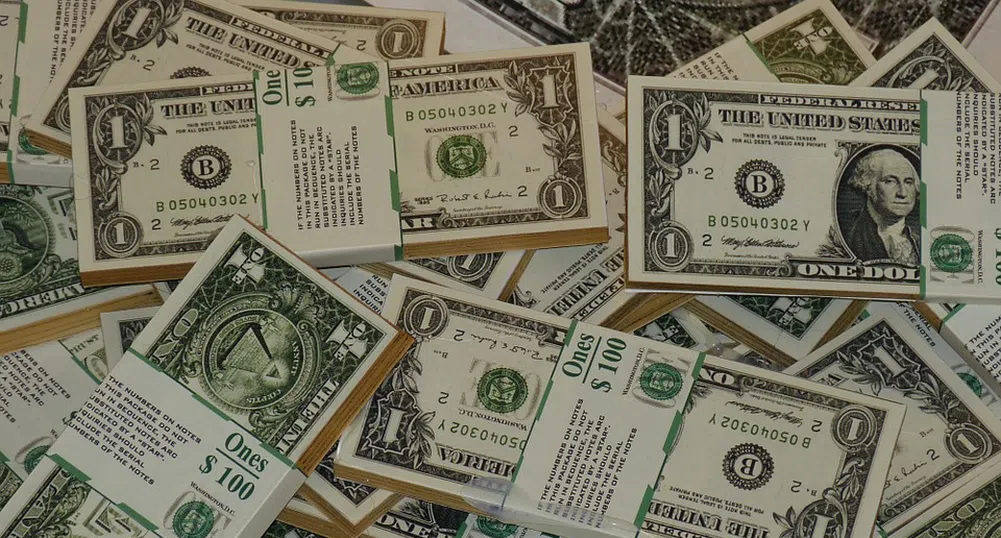 Доларът продължава да поевтинява в края на годината
