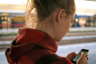 Глобяват пешеходци, забили поглед в телефона си