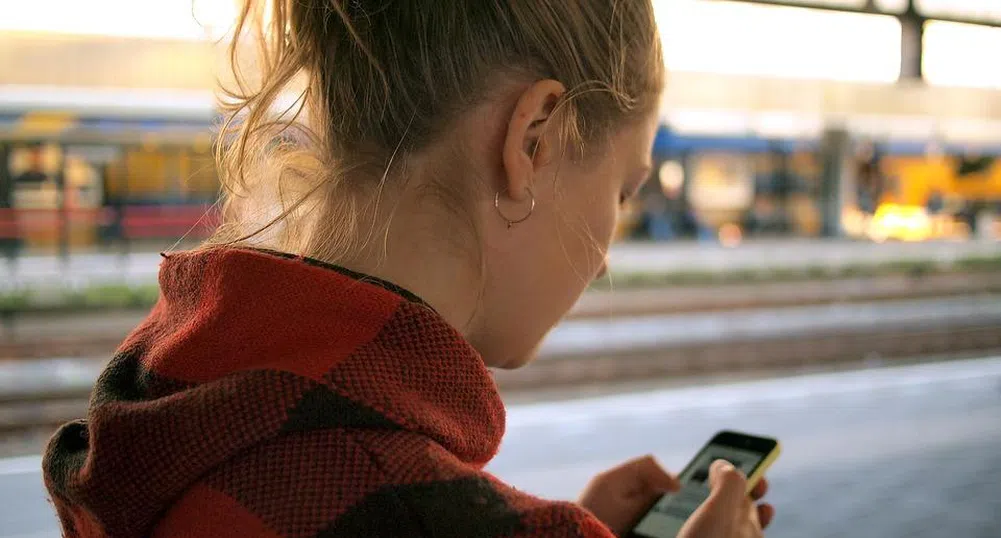 Глобяват пешеходци, забили поглед в телефона си