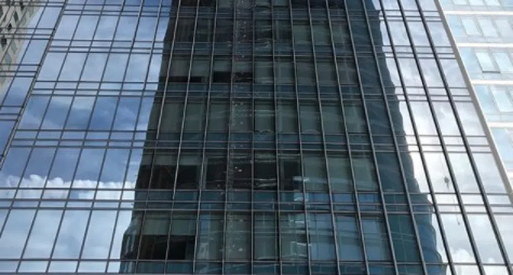Обитателите на потъващ небостъргач продават имотите си на загуба