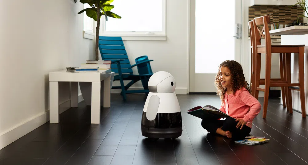 Сладък домашен робот общува с хората