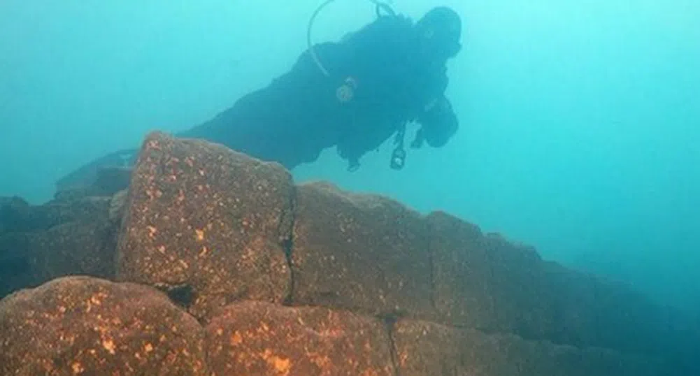 Крепост на 3000 години откриха на дъното на турско езеро