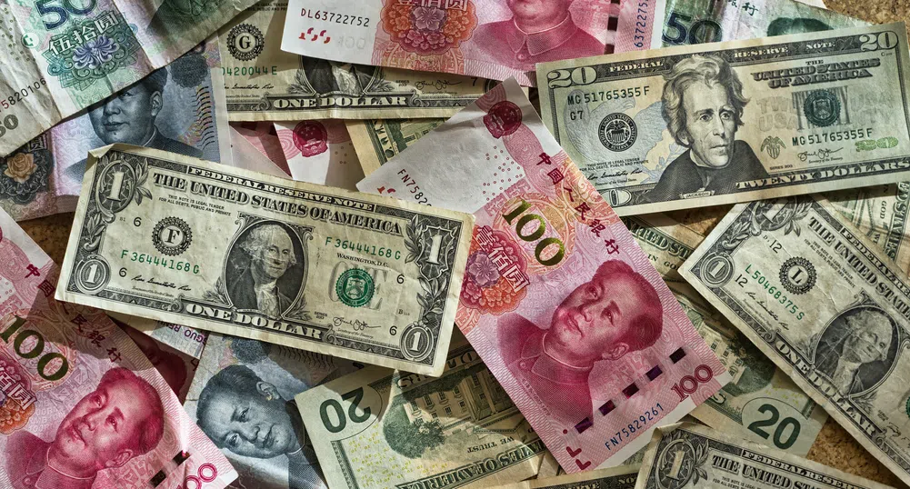 Китайски инвеститори бягат от слабия юан със застраховки в Хонконг