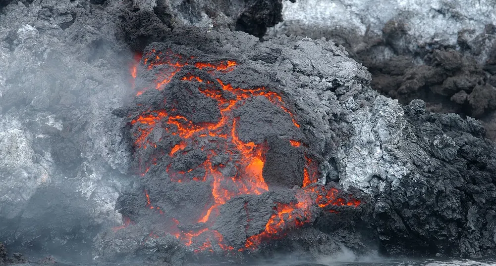 Лава потече от нова пукнатина на вулкана на остров Ла Палма (видео)