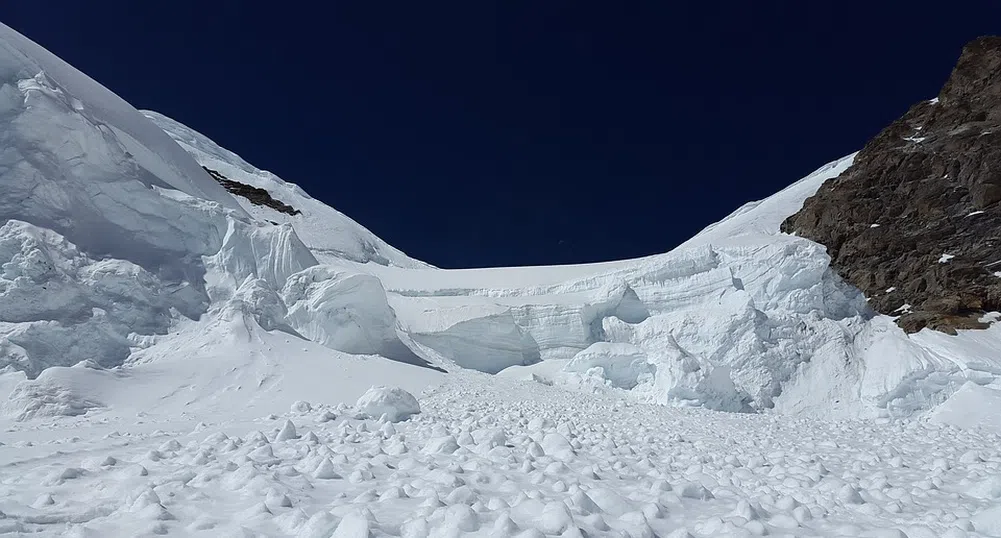 Видео показа лавина, която се спуска над туристи в Киргизстан