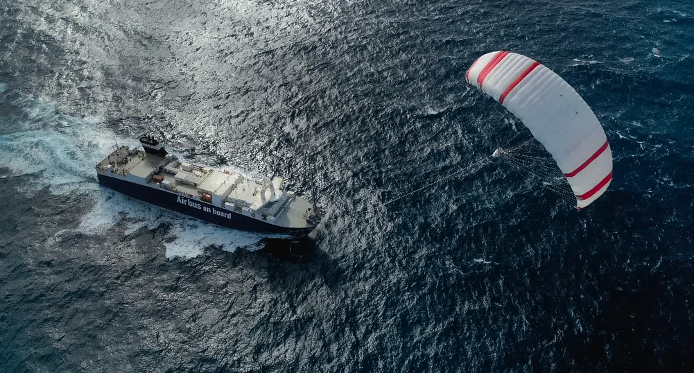 Гигантски хвърчила теглят кораби през океана и намаляват вредните емисии