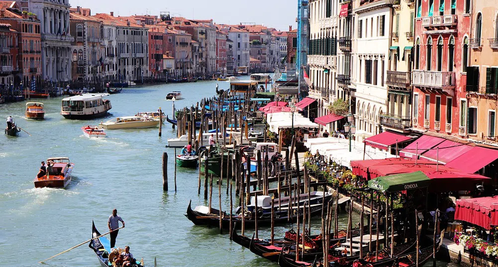 Глобиха с 3000 евро туристи, плували голи в каналите на Венеция