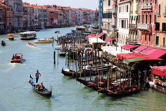 Глобиха с 3000 евро туристи, плували голи в каналите на Венеция