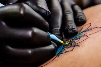 8 изключително деликатни цветни малки татуировки
