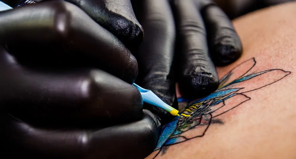 8 изключително деликатни цветни малки татуировки