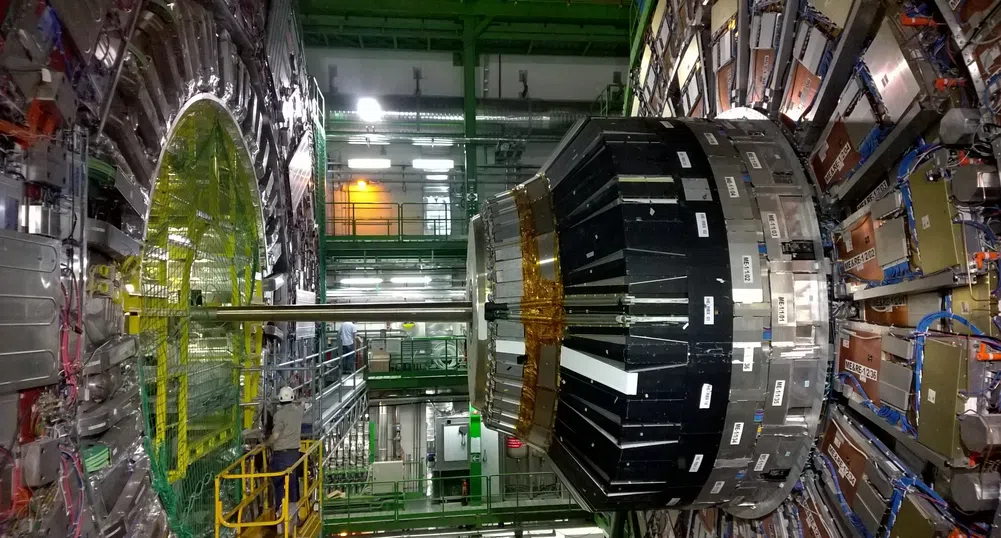 Да изпревариш светлината - учени от CERN са напът да опровергаят Айнщайн