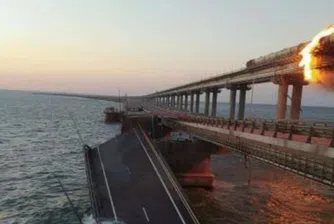 Кримският мост е затворен след експлозия, Русия обвини Украйна