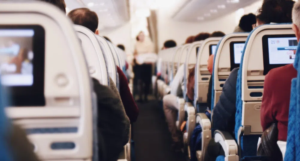 Как да си осигурите свободно място до вас в самолета