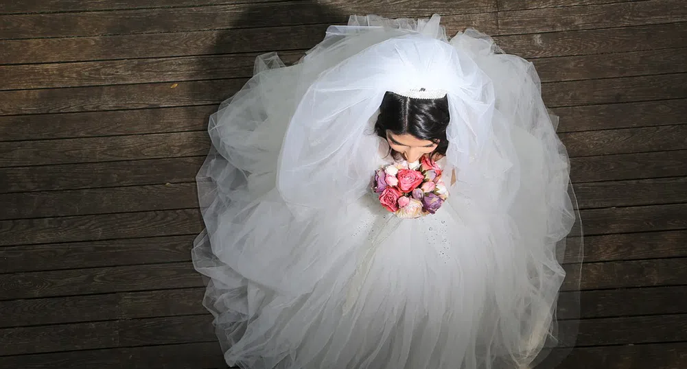 Компания плаща сватбата на служителите си и колежа на децата им