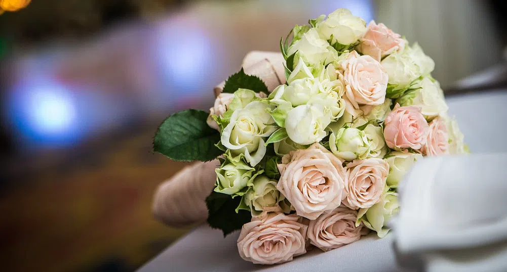 Булка погоди номер на младоженеца си и разсмя света (снимки)