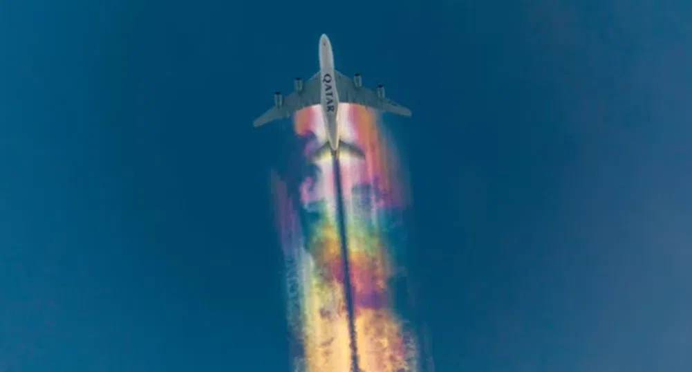 Защо понякога самолетите оставят цветна следа в небето?