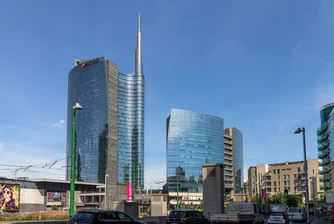 Защо най-голямата банка в Италия вече не иска да е италианска?