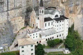 Италианската църква, която виси във въздуха на 774 метра височина (снимки)