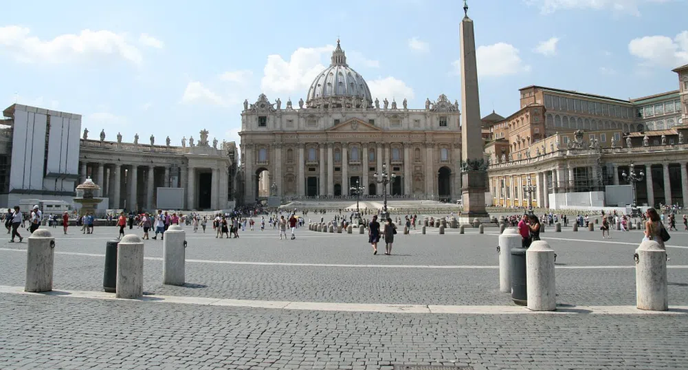 Кризата удари и Ватикана, папата намалява заплатите