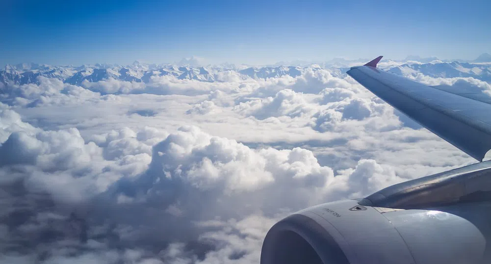 Може ли аварийната врата на самолет да бъде отворена във въздуха?