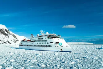 Луксозният круизен кораб може да остане блокиран с дни край Гренландия