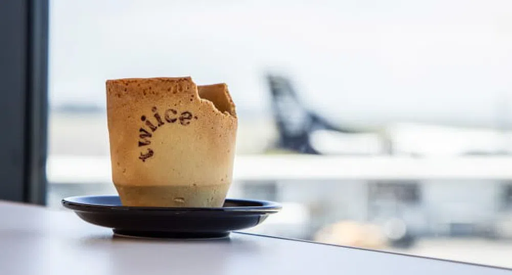 Авиокомпания сервира кафе в ядливи чаши