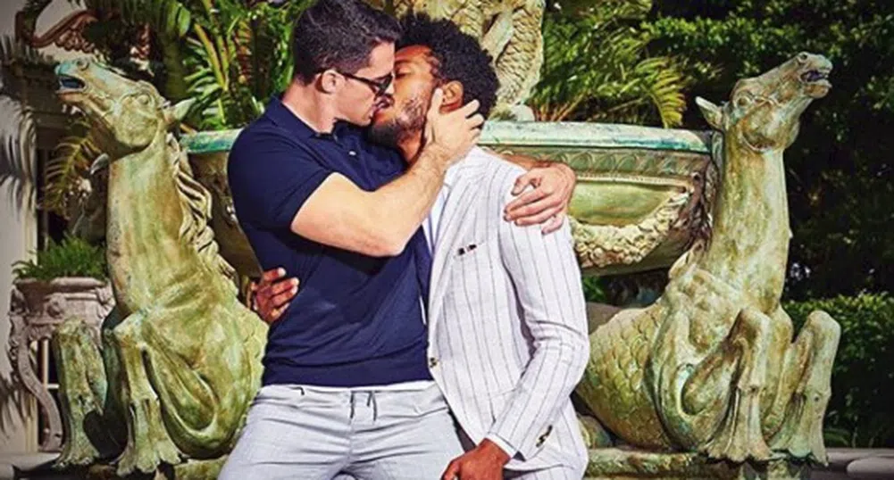 Компания за костюми губи фенове с реклама с целуващи се мъже