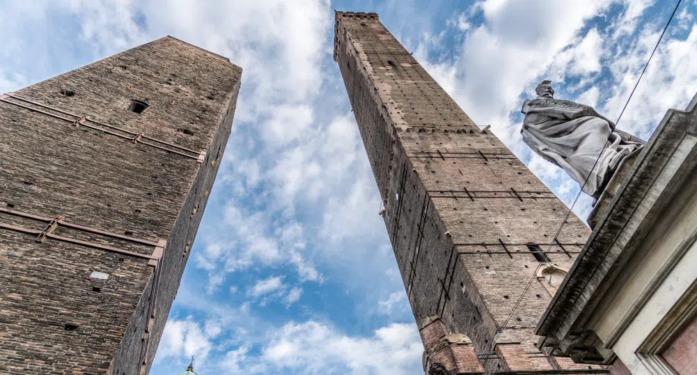 Не само Пиза: Болоня спасява емблематичната си кула от срутване