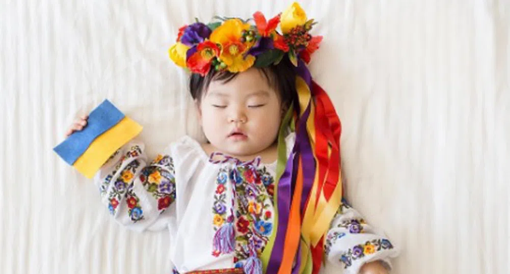 Защо най-известното корейско бебе облече българска носия?
