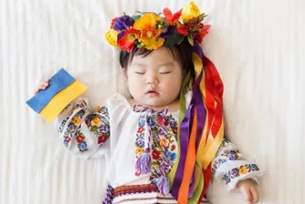 Защо най-известното корейско бебе облече българска носия?