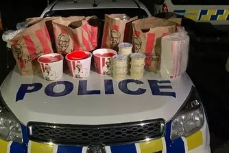 Арестуваха двама с багажник, пълен с KFC, нарушили локдауна в Нова Зеландия