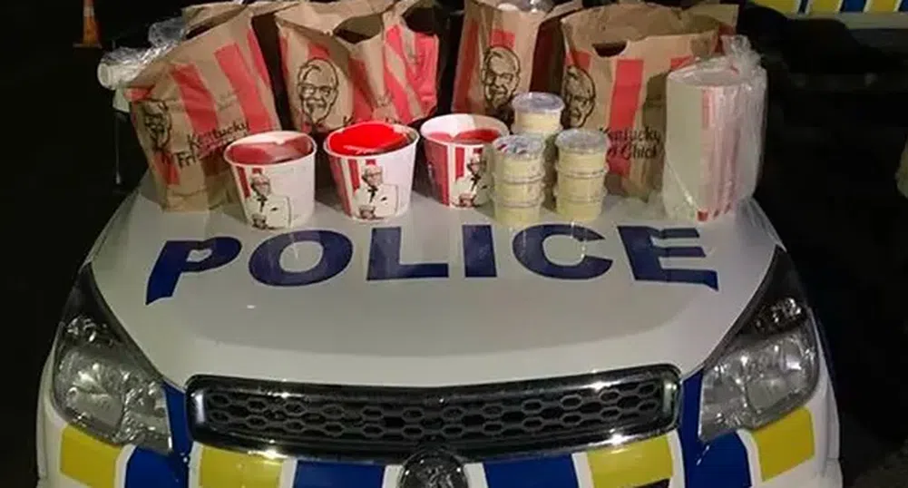 Арестуваха двама с багажник, пълен с KFC, нарушили локдауна в Нова Зеландия