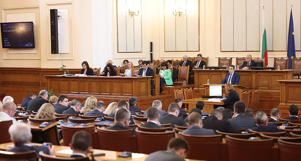 Парламентът се събира, за да гласува вота на недоверие към кабинета Петков