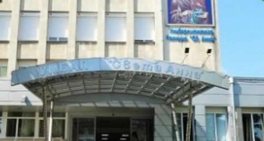 Двама пациенти с COVID-19 починаха в УМБАЛ “Света Анна”