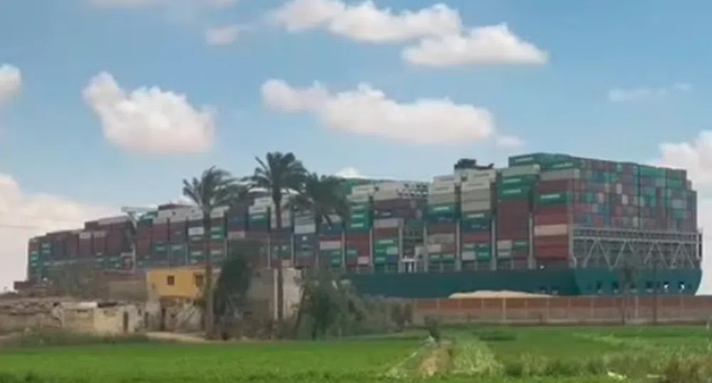 Освободиха частично заседналия кораб в Суецкия канал