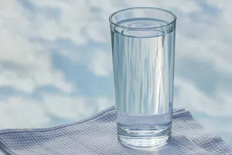Никога не оставяйте чаша вода до леглото си