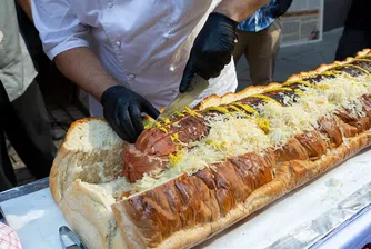 Най-големият хотдог в света е дълъг 1.5 метра и тежи 30 кг