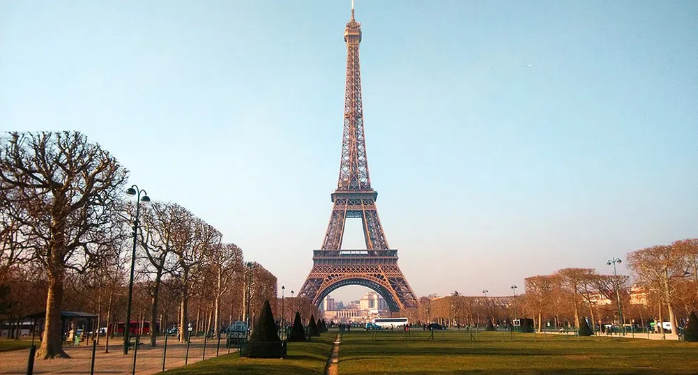 Туристите се завръщат в Париж след атентатите