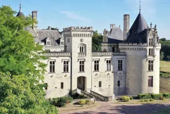 Една от най-големите подземни крепости се крие под малък френски замък