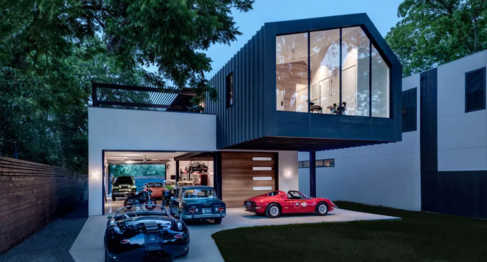 Съвременна богаташка къща с шоурум за колите