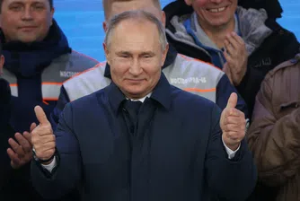 Путин "умее да поднася изненади", пристигна на визита в Крим